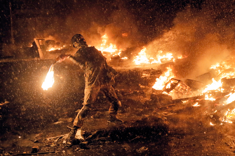 Illustration for article titled Spectacular photos of fireworks weaponry from the Ukraine protests